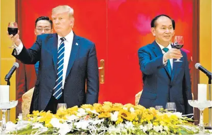  ?? ANDREW HARNIK/AP ?? Trump, durante el brindis con el presidente de Vietnam, Tran Dai Quang (d), en la comida oficial en Hanói.