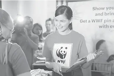  ??  ?? Actress Janine Gutierrez talks to a potential donor at the WWF event in Lucky Chinatown