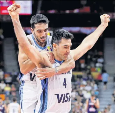  ??  ?? UNA PAREJA DIABÓLICA. Campazzo se abraza a Scola tras tumbar a Serbia. Entre los dos, 38 puntos.