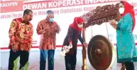  ?? JAWA POS ?? DIBUKA: Gubernur Khofifah Indar Parawansa dalam pembukaan rakernas Dewan Koperasi Indonesia (Dekopin) di Surabaya pada Rabu (6/10) malam.