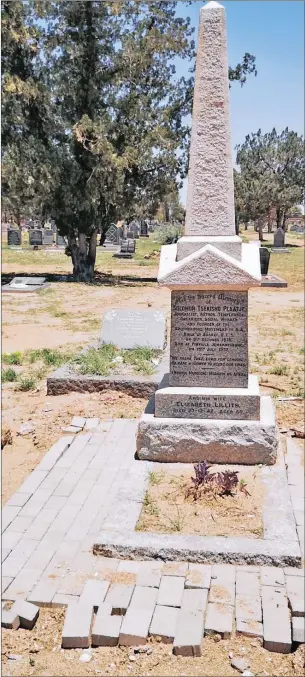  ?? REMOVED:
Danie van der Lith ?? Family members of Struggle icon Solomon Plaatje on Saturday took down a fence which was erected around his grave.
Picture: