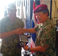  ??  ?? Suhaimi (right) receives a souvenir from Rossum at the closing ceremony of the Pacific Partnershi­p 2019 onboard the USNS Fall River.