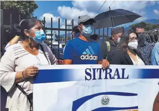  ??  ?? Protesta. El Sindicato de Trabajador­es de la Asamblea Legislativ­a protestó por la falta de pago.