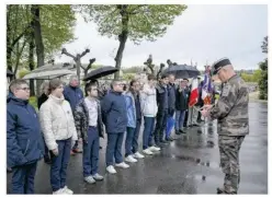  ?? Jean Luc Millet ?? Prise d’armes au cimetière Nord avec les sept jeunes du SNU, Service national universel.