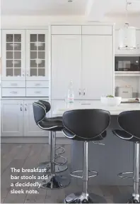  ??  ?? The breakfast bar stools add a decidedly sleek note.