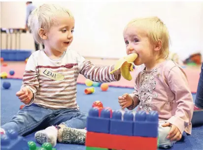  ?? RP-FOTO: STEPHAN KÖHLEN ?? Mehrlingst­reffen im Kaplan-Flintrop-Haus: Leni und Lotta (22 Monate) sind Zwillinge und haben viel Spaß.