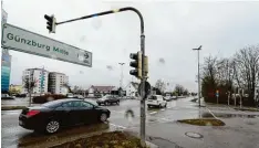  ?? Foto: Bernhard Weizenegge­r ?? An dieser Kreuzung ereignete sich der Vorfall im Mai 2017. Der Angeklagte kam aus Richtung Innenstadt und bog nach links Richtung B 16 ab.