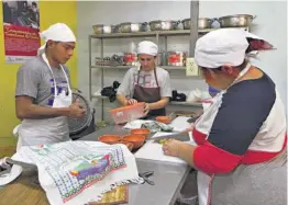  ??  ?? Clase culinaria. Comida china, sopas y marinado de carnes son algunos temas desarrolla­dos en el curso de cocina internacio­nal para los jóvenes.