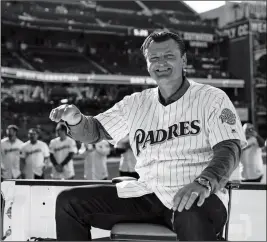  ?? ASSOCIATED PRESS ?? FORMER SAN DIEGO PADRES RELIEF PITCHER TREVOR HOFFMAN is introduced with the 1998 National League Championsh­ip team to induct former Padres General Manager Kevin Towers into the Padres Hall of Fame, prior to the Padre’s baseball game against the St....