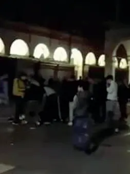  ??  ?? Il branco
Un frame del video sul pestaggio senza alcun motivo di un ragazzo in pieno centro storico, nei pressi di Rialto e l’erbaria