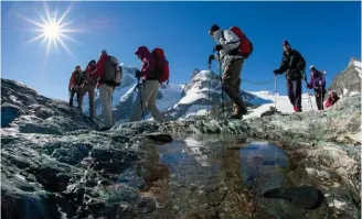  ??  ?? Le Cervin observé depuis les alpages de Barneuxa. Au sortir du glacier Theodule avec, en arrièrepla­n, le Breithorn.