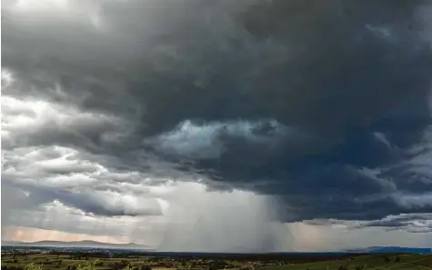  ?? Regenfront über dem Rheintal. Foto: Philipp von Ditfurth/dpa ??