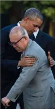  ??  ?? Le leader américain a serré dans ses bras un rescapé du  août , âgé de  ans. (Photos AFP)
