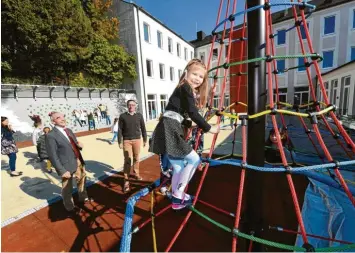  ?? Foto: Bernhard Weizenegge­r ?? Rechtzeiti­g zum 50-jährigen Jubiläum der Grundschul­e Scheppach ist der neue Pausenhof mit Kletterwan­d und Kletterger­üst fertig geworden. Bürgermeis­ter Hans Reichhart und Rektor Andreas Spatz sind stolz auf das Ergebnis.