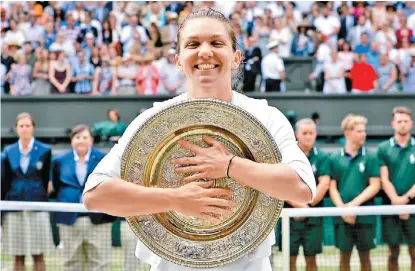  ?? AP ?? La rumana abrazó con alegría el trofeo Venus Rosewater.