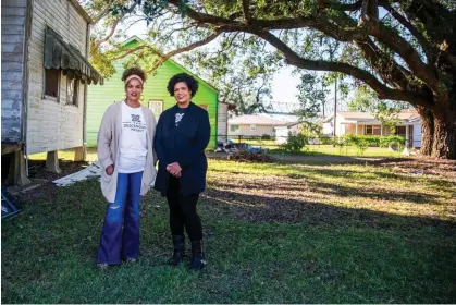  ?? Photograph: Sophia Germer/The Times-Picayune ?? Jo and Joy Banner beside a house that has been in their family for more than 100 years, in Wallace, Louisiana, on 23 November 2021.