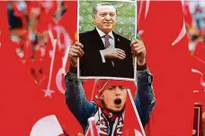  ?? FOTO REUTERS ?? Vídeň považuje Turky, kteří hlasovali v tureckých prezidents­kých volbách (v nichž mandát obhájil na plakátu zvěčněný Erdogan), za neloajální.