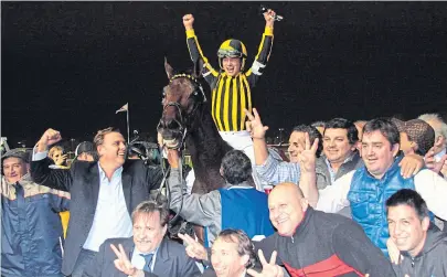  ?? Carlos lares ?? Celebran el paraguayo ortega Pavón, los dueños y la hinchada de gualeguay