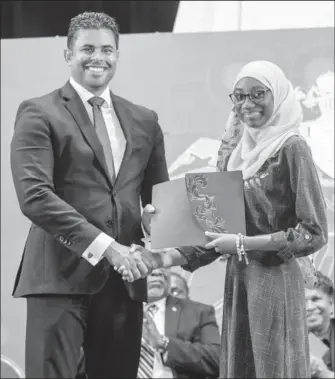  ?? ?? Minister of Culture, Youth and Sport Charles Ramson presented the youth award for a short story (female) to Kimora Payne for her piece “Immortal” (Department of Public Informatio­n photo)