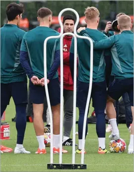  ?? ?? Mikel Arteta gives his Arsenal side instructio­n in training yesterday