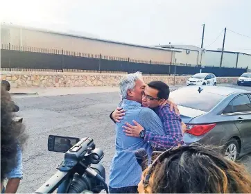  ??  ?? Emilio GutiérrEz Soto, de 55 años, y su hijo Óscar, de 25, se reencuentr­an