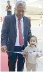  ??  ?? Jimmy Bautista with granddaugh­ter Elle after the inaugurati­on of the plane on the Airbus tarmac.