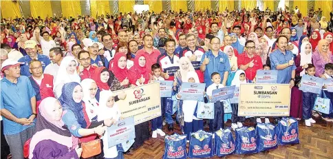  ??  ?? Musa and political leaders posing with the students who received a savings account of RM100 each under the National Education Savings Scheme.