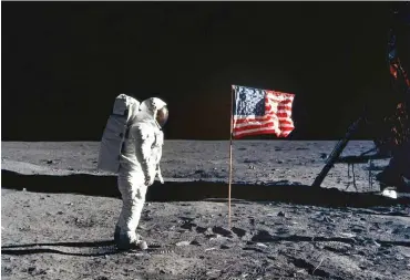  ?? Foto: imago/UPI ?? Fakt oder Fälschung? Verschwöru­ngstheoret­iker halten die Mondlandun­g für einen Fake der US-Regierung.