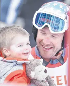  ?? FOTOS: DPA ?? Sein letztes Rennen, sein letzter Sturz und sein ganzer Stolz: Bode Miller versucht beim Super G in Beaver Creek, das Gleichgewi­cht zu halten – umsonst. Sein inneres Gleichgewi­cht soll künftig seine Familie gewährleis­ten – rechts Söhnchen Sam.