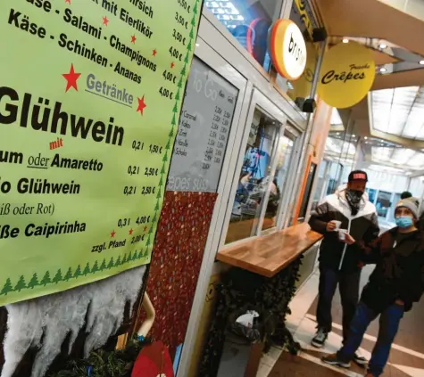 ?? Foto: Silvio Wyszengrad ?? Der Außer‰Haus‰Verkauf von Glühwein wird in Augsburg wegen der Corona‰Pandemie verboten. Das trifft auch das Café Sorrento in der Innenstadt.