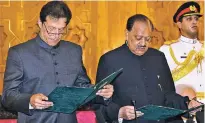  ?? PRESS INFORMATIO­N DEPARTMENT VIA AP ?? Pakistani President Mamnoon Hussain, center, administer­s the oath to newly elected Prime Minister Imran Khan, left, Saturday in Islamabad.