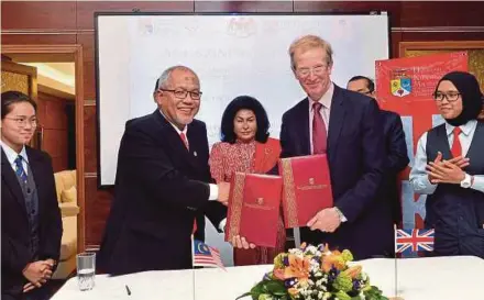  ?? BERNAMA PIC ?? Permata patron Datin Seri Rosmah Mansor witnessing the exchange of documents after the signing of a memorandum of understand­ing by Universiti Kebangsaan Malaysia’s Faculty of Science and Technology dean Professor Dr Sahrim Ahmad (second from left) and...