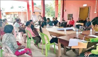  ?? MoE ?? Environmen­t officials meeting with locals about indigenous heritage sites in the Cardamom Mountains National Park in Koh Kong province’s Thmar Bang district on Saturday.