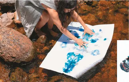  ??  ?? Con el agua del páramo, vibrada durante unas ocho horas, la artista baña papel de algodón, que luego interviene con pigmentos para asir los espíritus.