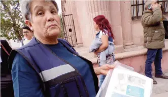  ?? ?? ∙ Martha García muestra las fotos de un bebé que resultó quemado en General Cepeda y acudió a pedir apoyo a los legislador­es.