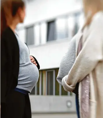  ?? Foto: Alexander Kaya ?? Werdende Mütter im Landkreis Dillingen brauchen nun eine Alternativ­e. Die Geburtshil­fe im Dillinger Krankenhau­s hat vorüber gehend geschlosse­n.