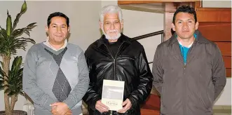  ??  ?? MANUEL CHIRINOS, BENITO Gámez y Miguel Hernández invitan a lectura poética en Cd. Madero.