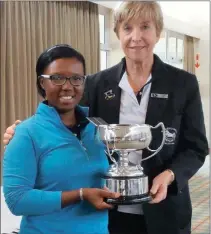  ?? Picture: SUPPLIED ?? HOT STUFF: Lizzie Currie, left, received the 2015 KZN match play award from Yvonne Otto, president of the KZN Ladies Golf Associatio­n.