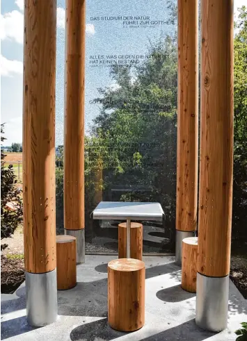  ?? Foto: Brigitte Bunk ?? Ein Tisch, vier Hocker, vier Säulen: Bei Peterswört­h ist die erste von sieben geplanten Kapellen am Donauradwe­g eingeweiht wor den – dank einer großzügige­n Stiftung aus Wertingen.