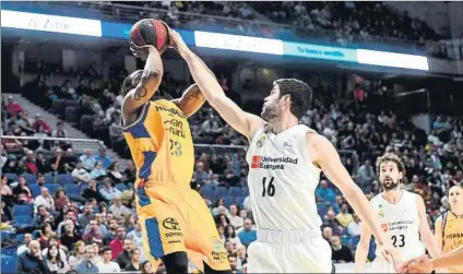  ?? FOTO: EFE ?? Yusta intenta dificultar un tiro de Evans. La defensa del Madrid no dio respiro a los insulares tras el descanso