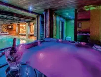  ?? ?? Le chalet comprend une piscine exceptionn­elle en mosaïque d’or munie de courants-jets automatisé­s, un jacuzzi et un hammam, regroupés dans une pièce à l’éclairage feutré multicolor­e.