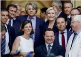  ??  ?? En haut, le couple Ménard en 2011, au moment de la parution de leur pamphlet « Vive Le Pen! ». Ci-dessus, Emmanuelle Ménard, parmi les députés FN, fait ses premiers pas à l’Assemblée, le 21 juin dernier.