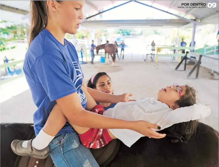  ??  ?? LA NIÑA María José Brandes junto a la terapista Keishla M. Carrasquil­lo, durante una de las terapias que se llevan a cabo en Equus Center, en la Hacienda Los Milagros, en Gurabo.