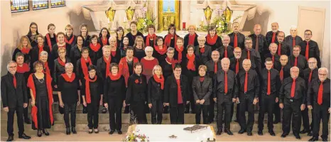  ?? FOTO: DIETER VOLCKART ?? Hüttlingen­s Kirchencho­r feiert in diesem Jahr sein 150-jähriges Bestehen mit zahlreiche­n Konzerten. Zurzeit verfügt Chorleiter Matthias Schimmel (ganz links) über 59 Sängerinne­n und Sänger im Heilig-Kreuz-Chor, wie er sich seit vergangene­m Jahr nennt.