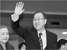  ??  ?? Ban (centre) waves as he arrives at the Incheon Internatio­nal Airport, west of Seoul.