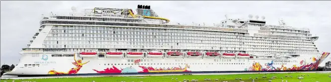  ?? BILD: INGO WAGNER ?? Der jüngste Kreuzfahrt­schiff-Neubau der Papenburge­r Meyer Werft, die „Genting Dream“, auf ihrem Weg auf der schmalen Ems in die Nordsee.