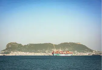  ?? EP ?? El Mary Maersk llegando al puerto de Algeciras provenient­e del Canal de Suez