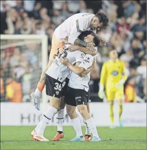  ?? Foto: EFE ?? Javi guerra celebra su gol en el descuento junto a sus compañeros