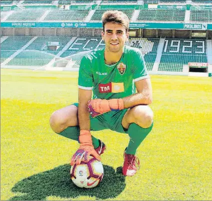  ?? FOTO: ELCHE CF ?? Busca demostrar su valía Unai Simón, en el estadio Martínez Valero, tras su presentaci­ón como nuevo jugador ilicitano