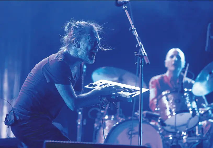  ?? Ap / Jack plumkett ?? El poder de la banda en vivo es una experienci­a irrepetibl­e; Thom Yorke, su frontman, no necesita ningún otro recurso más que el talento